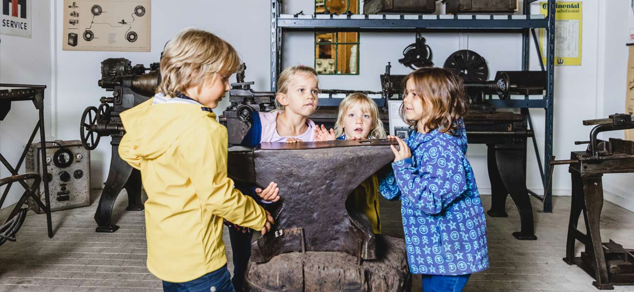 Kinder entdecken den Amboss im Museum