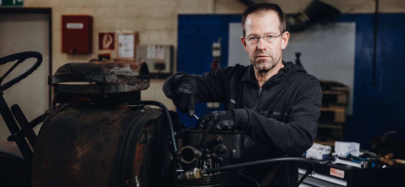 Museumspädagoge Holger Hink schraubt an seinem Eicher Traktor