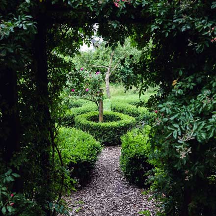 Der Weg in den Bauerngarten am Dithmarscher Bauernhaus