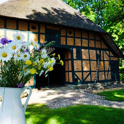 Blumenstrauß zur Hochzeit vor dem Dithmarscher Bauernhaus